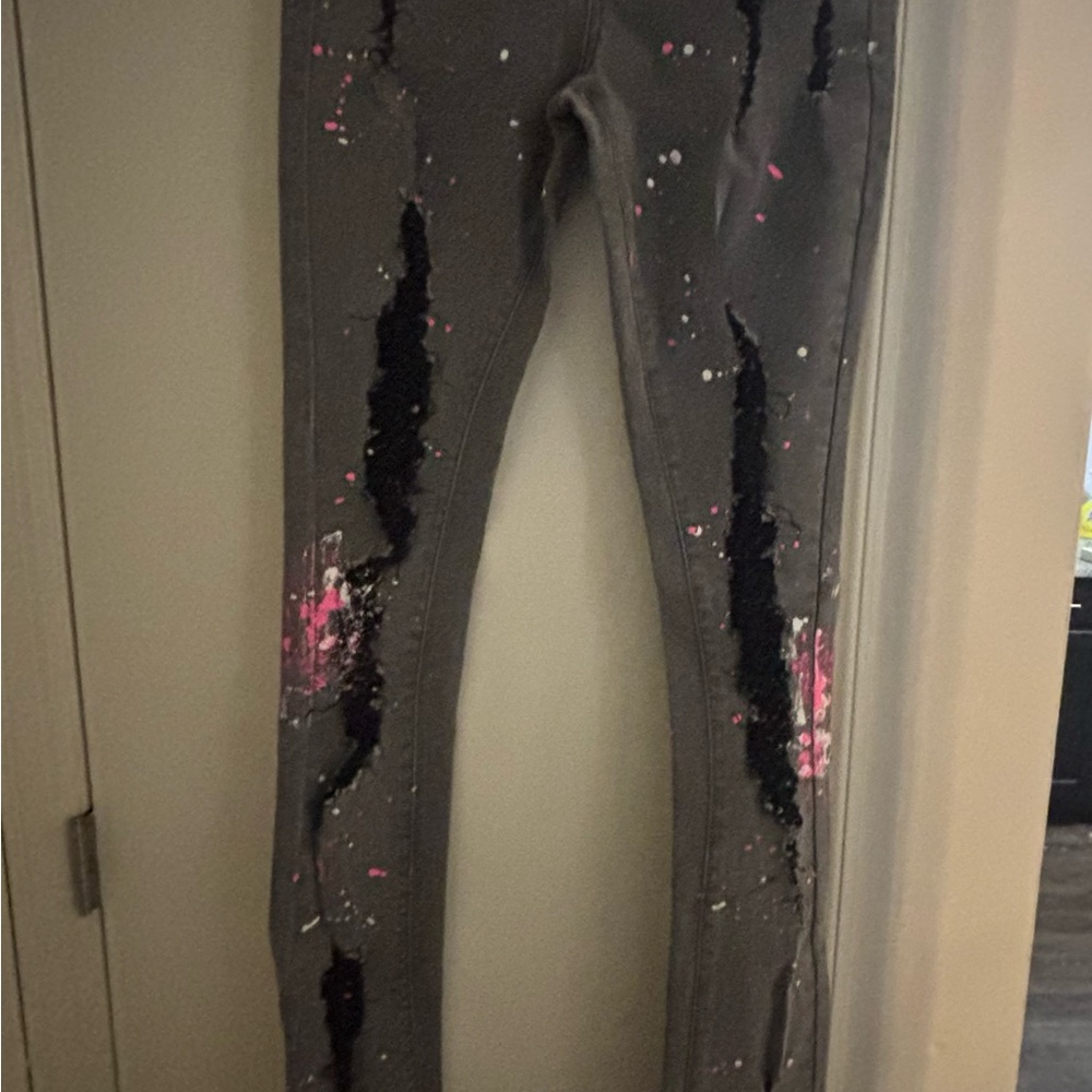 Free gift with any purchase or trade Women’s Gray Straight-Leg Jeans Pink Accent